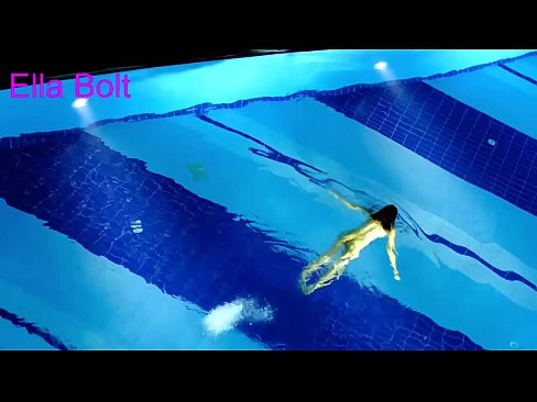 ❤️ मी पाहणे थांबवू शकत नाही, तरुण गोरा ELLA BOLT रिसॉर्ट पूलमध्ये नग्न पोहताना पकडला गेला ☑  आमच्याकडे mr.yh9n.top ❤
